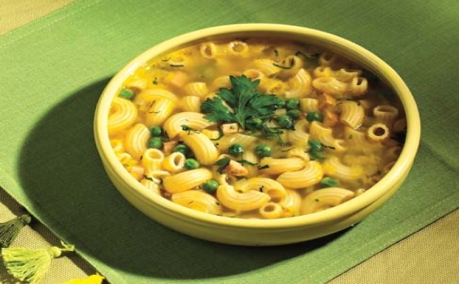 Puchero de coditos, alverjas y tocino